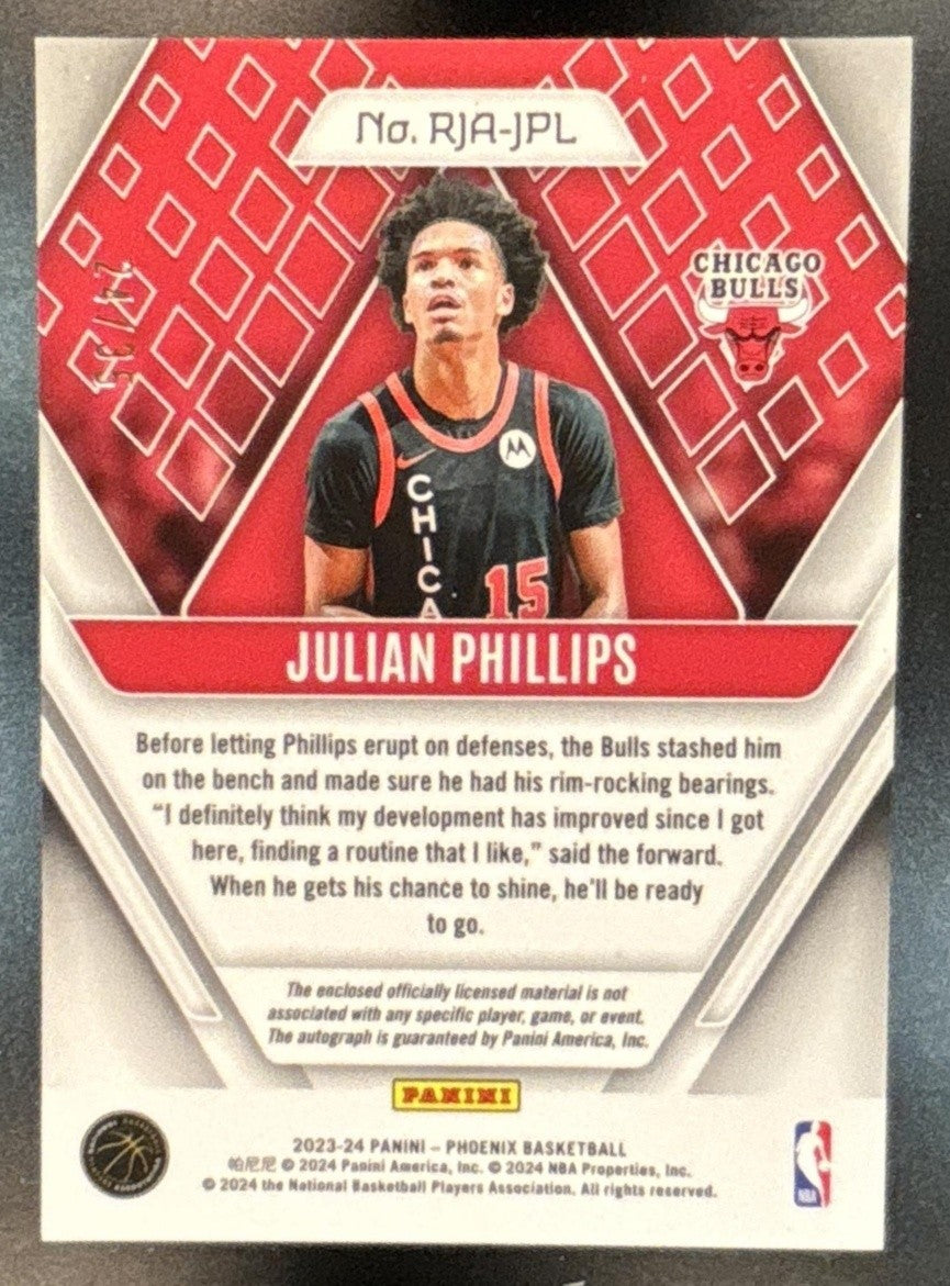 2023-24 Panini Phoenix Julian Phillips Jersey Auto Yellow /35 Chicago Bulls - Sports Cards