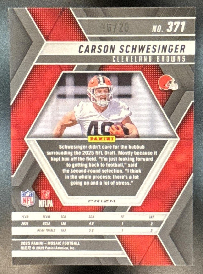2025 Mosaic Carson Schwesinger No Huddle Pink /20 #371 RC Cleveland Browns - Sports Cards
