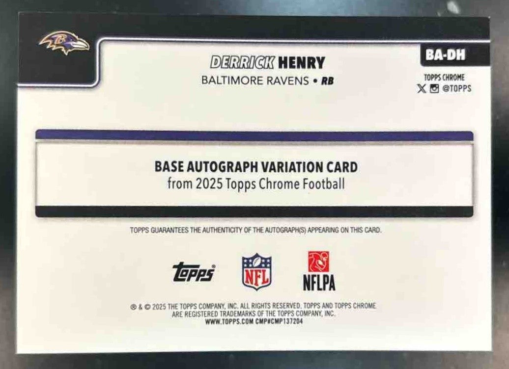 2025 Topps Chrome Derrick Henry Auto Blue Refractor 70/150 Baltimore Ravens - Sports Cards