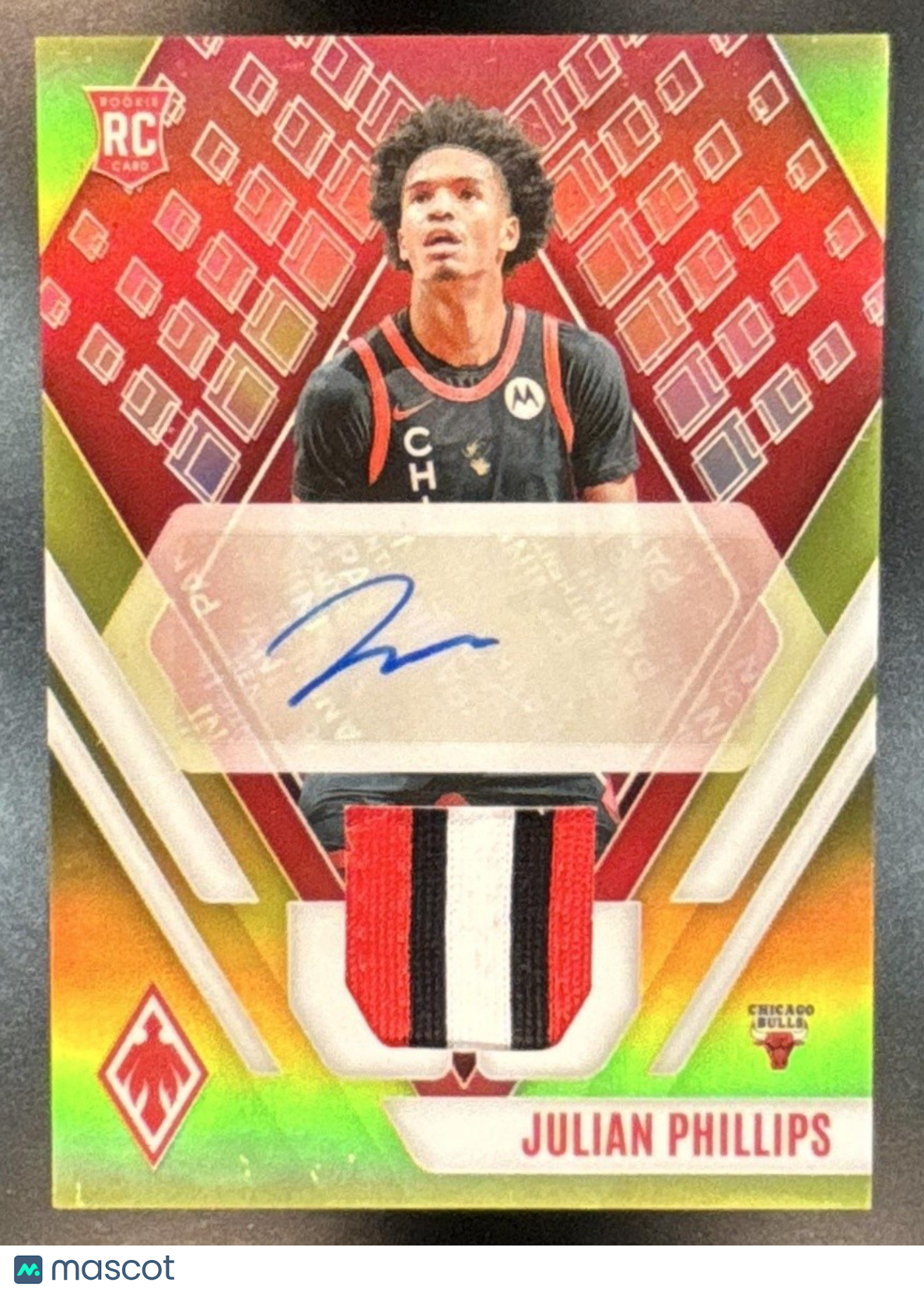 2023-24 Panini Phoenix Julian Phillips Jersey Auto Yellow /35 Chicago Bulls - Sports Cards